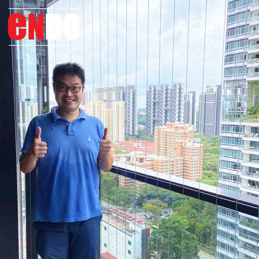 Endo Grilles customer giving thumbs up together on a balcony with invisible grille